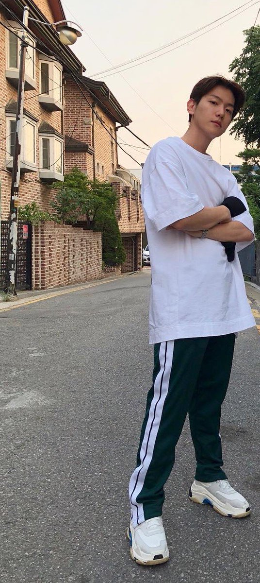 baekhyuntown's tweet photo. 2018 백현마을 생일서포트 인증♡ 
인증요정 백현이가 예쁘게 신어준 발렌시아가 'ㅅ'♡ 
2018 생일서포트로 넣었던 신발을 오늘 백현이가 신어주었어요 💕 https://t.co/OnXhfthrdO