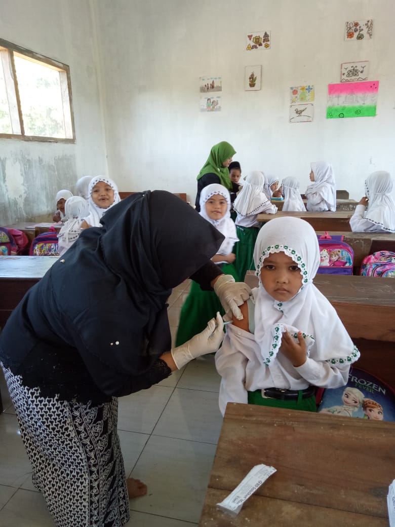PkmBajulmati's tweet photo. Instansi pendidikan RA dan MI Al-Kholili, desa Sidowangi, Kec. Wongsorejo adalah tempat dilakukannya kegiatan imunisasi ORI Difteri tahap II pada Selasa, 24 Juli '18 oleh tim Puskesmas Bajulmati.

@Dinkesbwi
#HariAnakNasional2018 https://t.co/F6zJBqyVSD