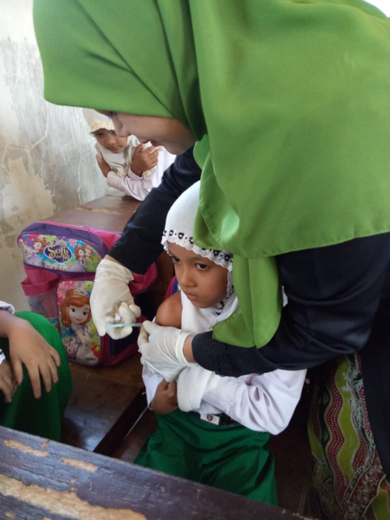 PkmBajulmati's tweet photo. Instansi pendidikan RA dan MI Al-Kholili, desa Sidowangi, Kec. Wongsorejo adalah tempat dilakukannya kegiatan imunisasi ORI Difteri tahap II pada Selasa, 24 Juli '18 oleh tim Puskesmas Bajulmati.

@Dinkesbwi
#HariAnakNasional2018 https://t.co/F6zJBqyVSD