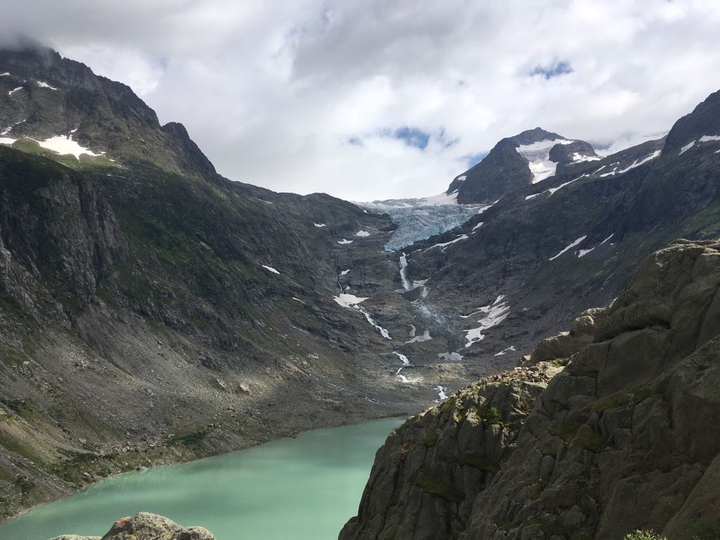 wireltern's tweet photo. Zeit für Eis! #wireltern auf Recherche. #Triftgletscher https://t.co/ow5tqWgmXv