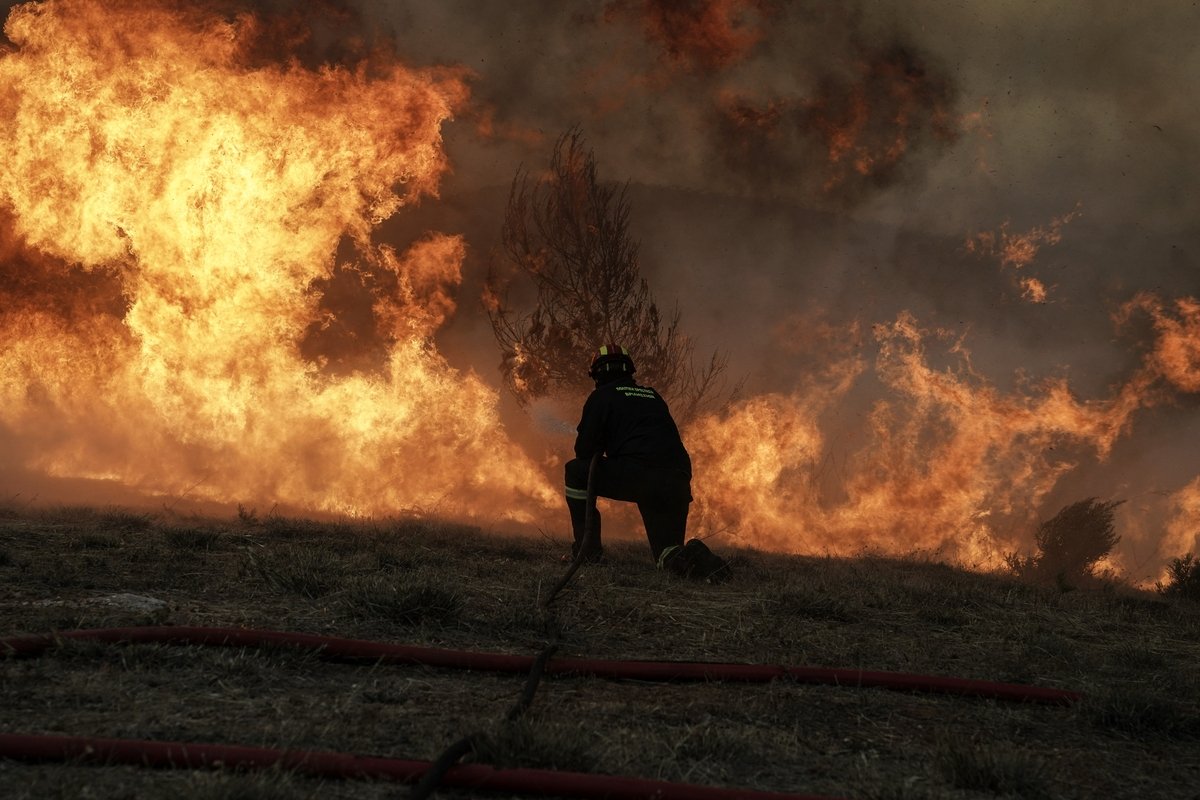yunabiwooz's tweet photo. Please, regardless of your nationality or religion, please pray for all those people's lives in Greece. Huge fires burned down their houses and fortune and even threaten their lives. Please pray for us🙏

#PrayForGreece https://t.co/4Gaoh4p4GX