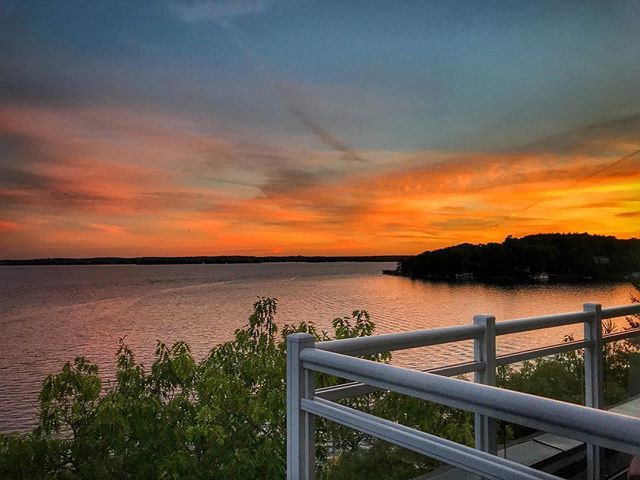 nbnewmedia's tweet photo. Photo by @nbrudnicki. Watching nature’s brilliance from the balcony of a breathtaking sunset over Lake Muskoka taken @TouchstoneResort.  #Muskoka #LakeMuskoka #MuskokaLakes #Bracebridge #sunsetlovers #TouchstoneResort #lake #water #sunset #MuskokaLife #D… https://t.co/pskZQiRa7R https://t.co/YEHtZWFqSY