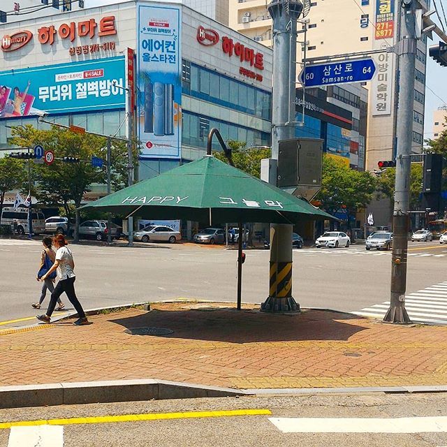 RegisTravels's tweet photo. In Korea they have the good idea to put huge umbrellas where lots of people crosses the road in summer.

#korea #southkorea #worldnomads #teamtravelers #koreagram #coreedusud #voyage #voyager #voyageur #trip #travel #asie #asia #travelpic #travelporn #to… https://t.co/3p2xoD8eFs https://t.co/N8oyVnq5Vy