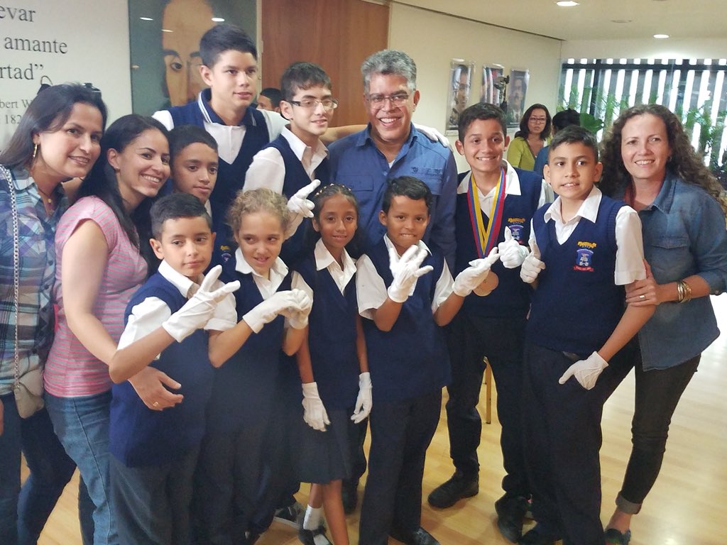 Niños, niñas y docentes del Táchira vinieron a darle una serenata a nuestro Padre Simón Bolívar, en su cumpleaños. Acompáñalos hoy a las 10 a.m en la Casa Natal del Libertador. ¡Viva Bolívar!