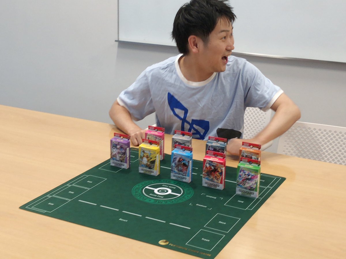 株式会社クリーチャーズ 最近この人に クリーチャーズ社内で良く会います クリーチャーズの井上は三脚の下から撮影に挑んだり 見つめ合ったり 最後は笑顔笑顔で撮影を終えました クリーチャーズ ポニータ石井 ポケカ 公式 ポケモンカード