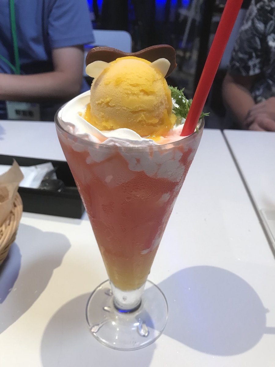 ガンダムカフェ特製ドリンク。赤い彗星と青い巨星。そしてベアッガイⅢ