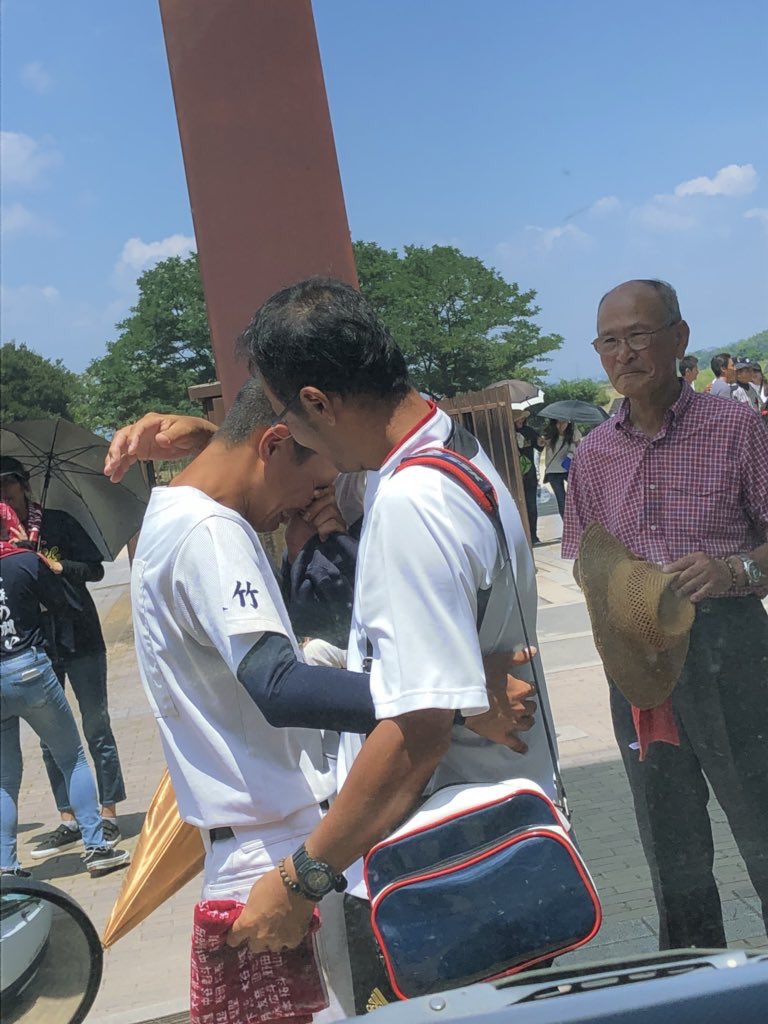 n_iagm's tweet photo. 高校野球が今日終わりました
3年間ほんとうに成長できたと思います
3年間結果が出なくても使ってくれた広田先生にはほんとに感謝してます
最後に甲子園に連れてってあげなくてすみませんでした
72人のみんなこんな主将についてきてくれてありがとう
みんなと野球できて幸せでした
沈着冷静ありがとう！ https://t.co/6RquXwYekW