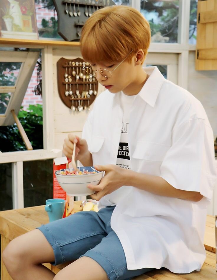 written_sewoon's tweet photo. 180723 #20SOMETHING 멜론 아티스트 갤러리 뮤비 촬영기(국내 ver) 사진🌰  #정세운 

반바지야❣️ https://t.co/SnbFTp557X
