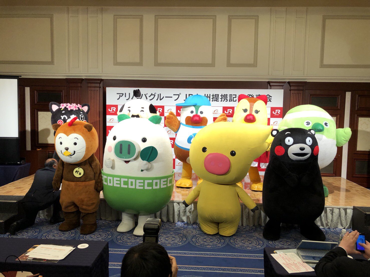 壺侍 つぼざむらい 公式 佐賀県観光prキャラクター 博多駅で行われた記者会見の様子なのじゃ ٩ ˊwˋ و 九州はひとつ みんなで おもてなしするのじゃ めじろん 大分県 がんばくん らんばちゃん 長崎県 壺侍 佐賀県 かごぶー 鹿児島