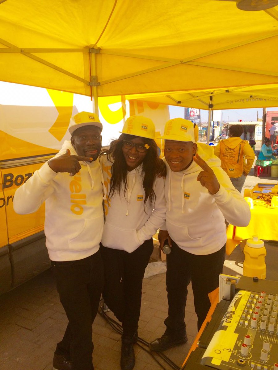 ZintoMG's tweet photo. There is always time for a selfie! These guys rock so here is a little appreciation post for our Y'ello Bus Boys on the road, you guys are awesome!!
#AllThingsBrand #SelfieTuesday #AppreciationPost https://t.co/nexgLO7yoL