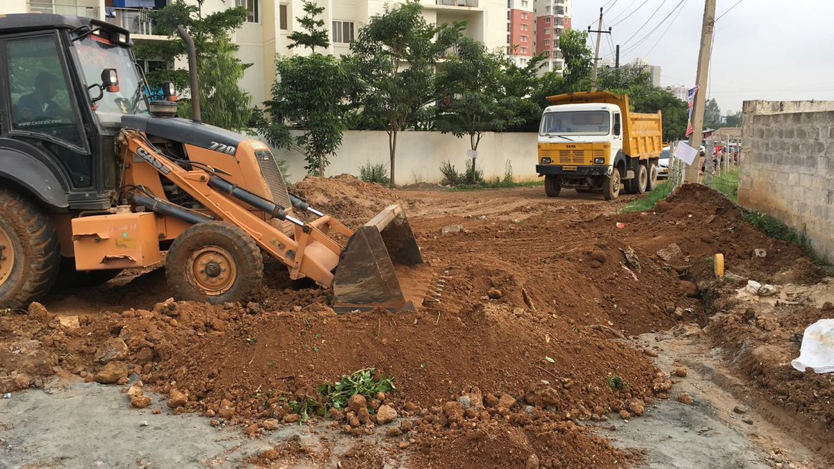 shiba19284's tweet photo. @nitin_gadkari Please help with the roadway situation. This is school bus that got stuck in the pot hole, that should explain the situation of road. Dine Anjaneya Swami Temple Road- Harlur . It is difficult for us to commute , drainage water is flooded . https://t.co/uftcgoQwFM