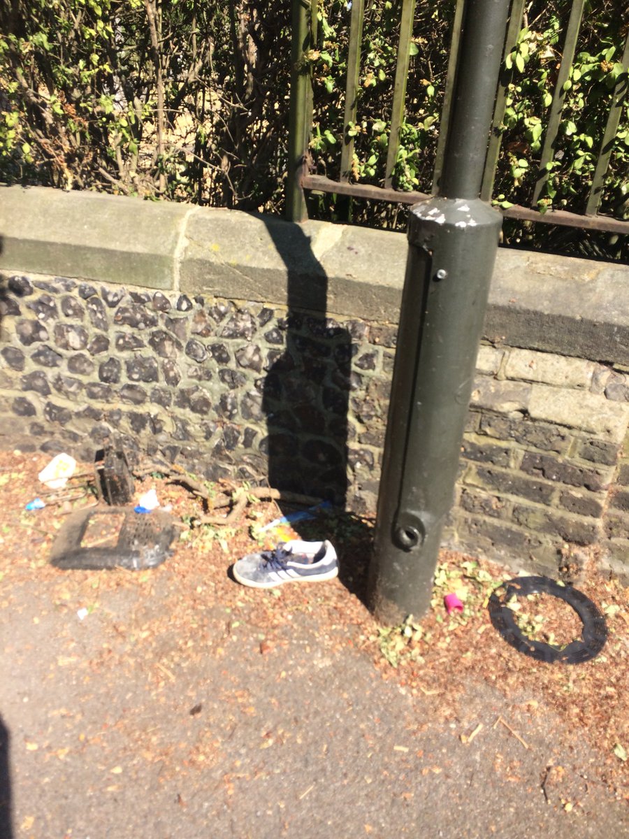 Quiffandspecs's tweet photo. Maybe Iβll take Adi up to a street around wim village @VeoliaUK @Merton_Council wonder if #trainerwatch would go 21+ days with no street cleaner in that part of the borough.... @MertonBinBot @MuckyMerton @Siobhain_MP https://t.co/JQGLA5VTyi