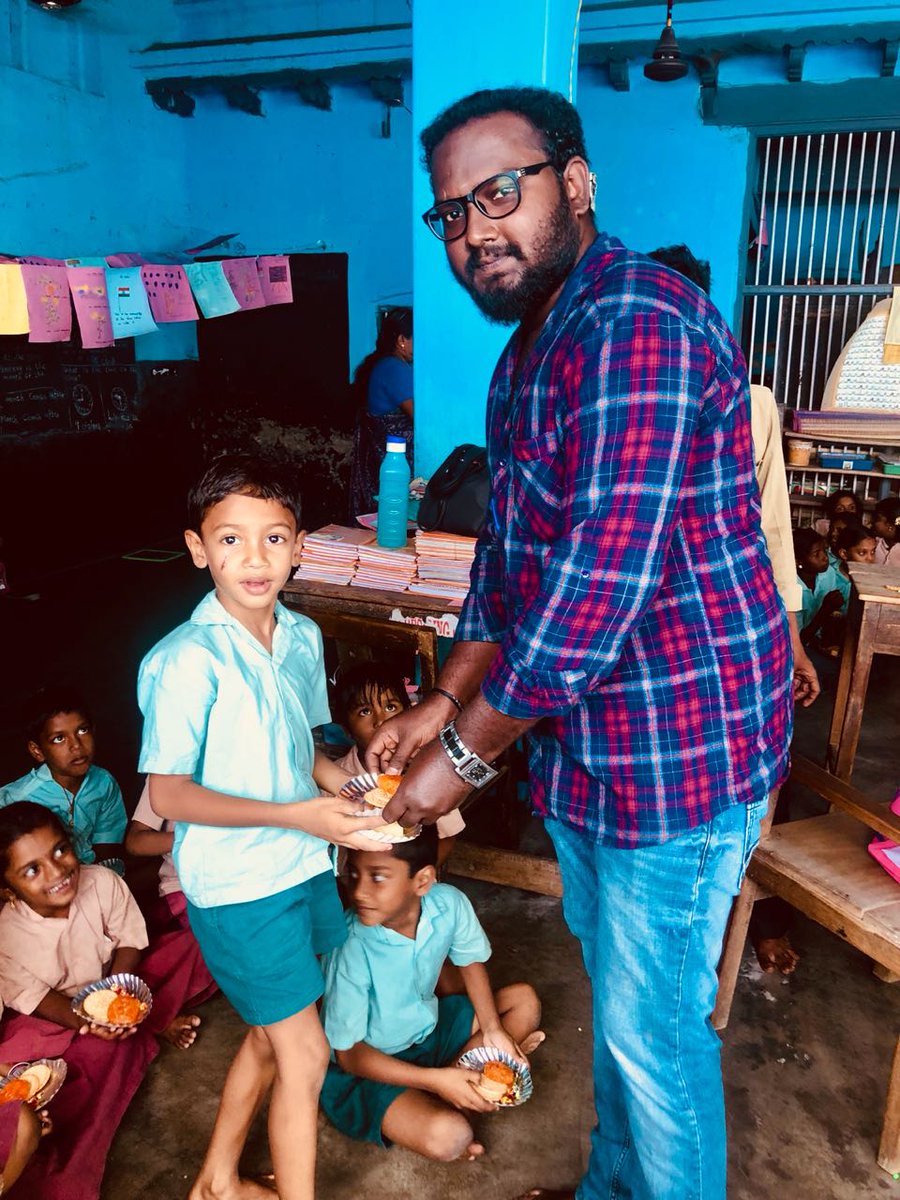 DfcNellai's tweet photo. Non-stoppable #tirunelveli DFC on 3rd day into welfare! 
 #பேட்டை வணிக வைசிய தொடக்கப்பள்ளி ல் மாணவ மாணவிகளுக்கு இனிப்பு வழங்கி  நடந்த விழாவில் நெல்லை மாவட்டம் தனுஷ் ரசிகர் மன்றம்@dhanushkraja @DfcNellai @Madurai_TNDFC @vinod_offl @DhanushismKK https://t.co/ZxgSheZH2x