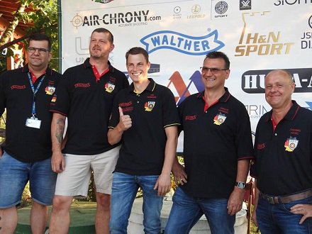 bdsnet_de's tweet photo. So sehen Sieger aus: Mit zwei Europameister-Titeln und einmal Team-Silber kehrten die Field-Target-Schützen des BDS von der European Field Target Championship 2018 aus Italien zurück. (Foto: Team Walther, danke!)
Mehr dazu gibt es hier: https://t.co/zZNax6u0dY
#BDS #Eftc2018 https://t.co/aklxK3LmZT