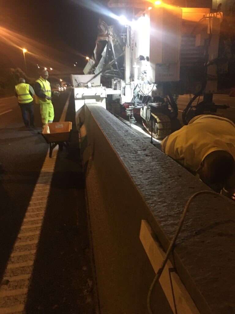 carreterasTF's tweet photo. Anoche se iniciaron los trabajos de recrecido de la barrera de hormigón ubicada en la TF-5, entre el Aeropuerto y el Padre Anchieta. Durante las dos próximas semanas, se cerrarán los carriles contiguos a la mediana, desde las 21:30 a las 06:00 horas. #trabajos #carreteras https://t.co/rGxF3Rq33k