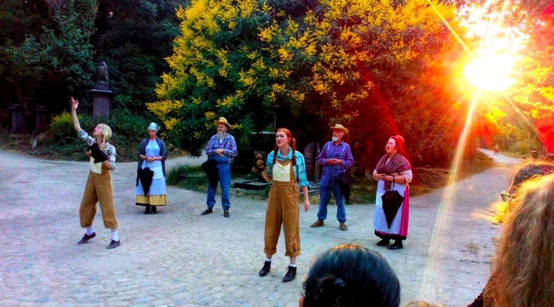 ActorsFriendUK's tweet photo. The cast of @AbneyIsOz a delightful piece of #PromenadeTheatre retelling a classic story #WizardOfOz with some witty twists and character creativity. Well worth a watch for the whole family.  
Performances continue 25th-29th July https://t.co/kOAnFUNxf0 https://t.co/R3T70uGvwa