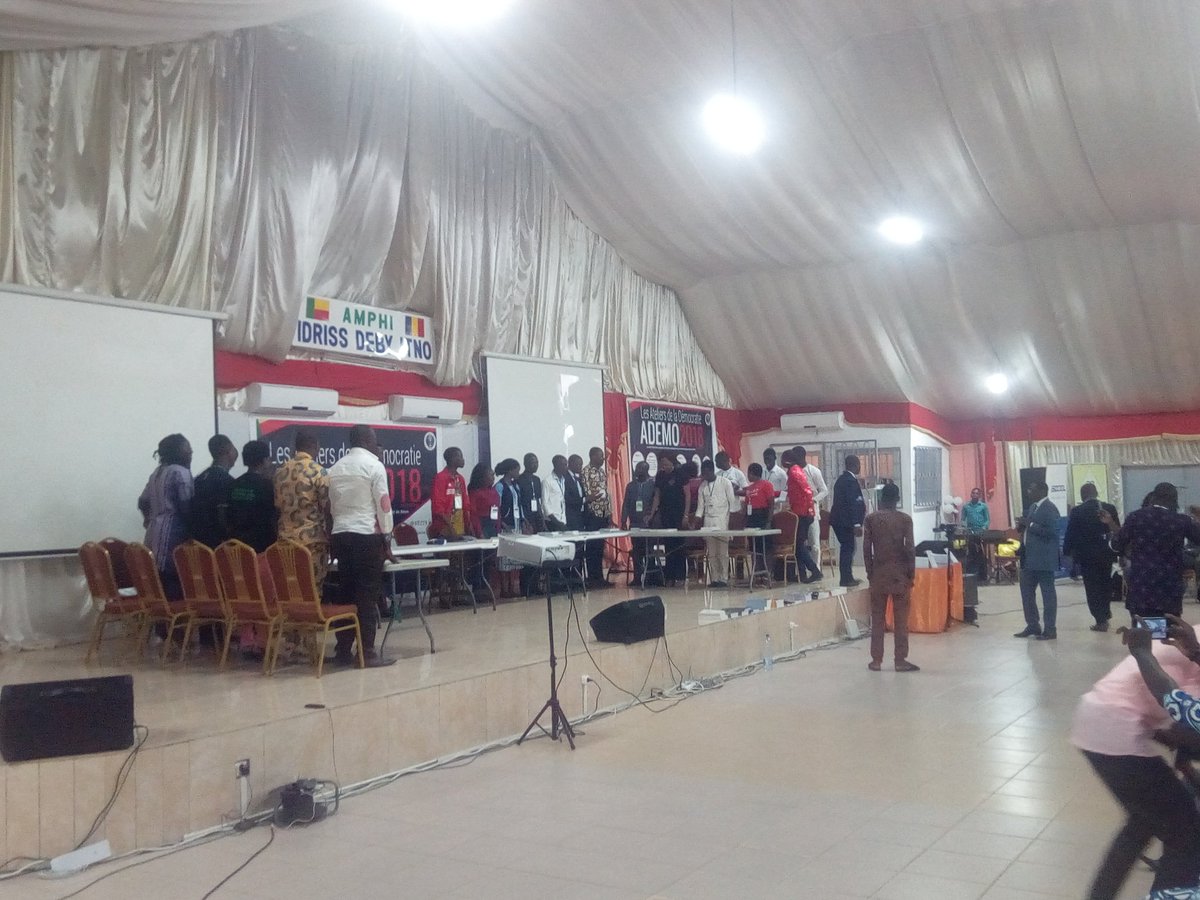 2013Razack's tweet photo. ***SIMULATION D'UN CONSEIL DES MINISTRES***

LES MINISTRES SE LÈVENT POUR SALUER L'ENTRÉE EN SALLE DE MADAME LA PRÉSIDENTE DE LA RÉPUBLIQUE DE #ADEMO2018, CHEF DE #ADEMO2018
#ADEMO2018 https://t.co/FaB11vH8Jc