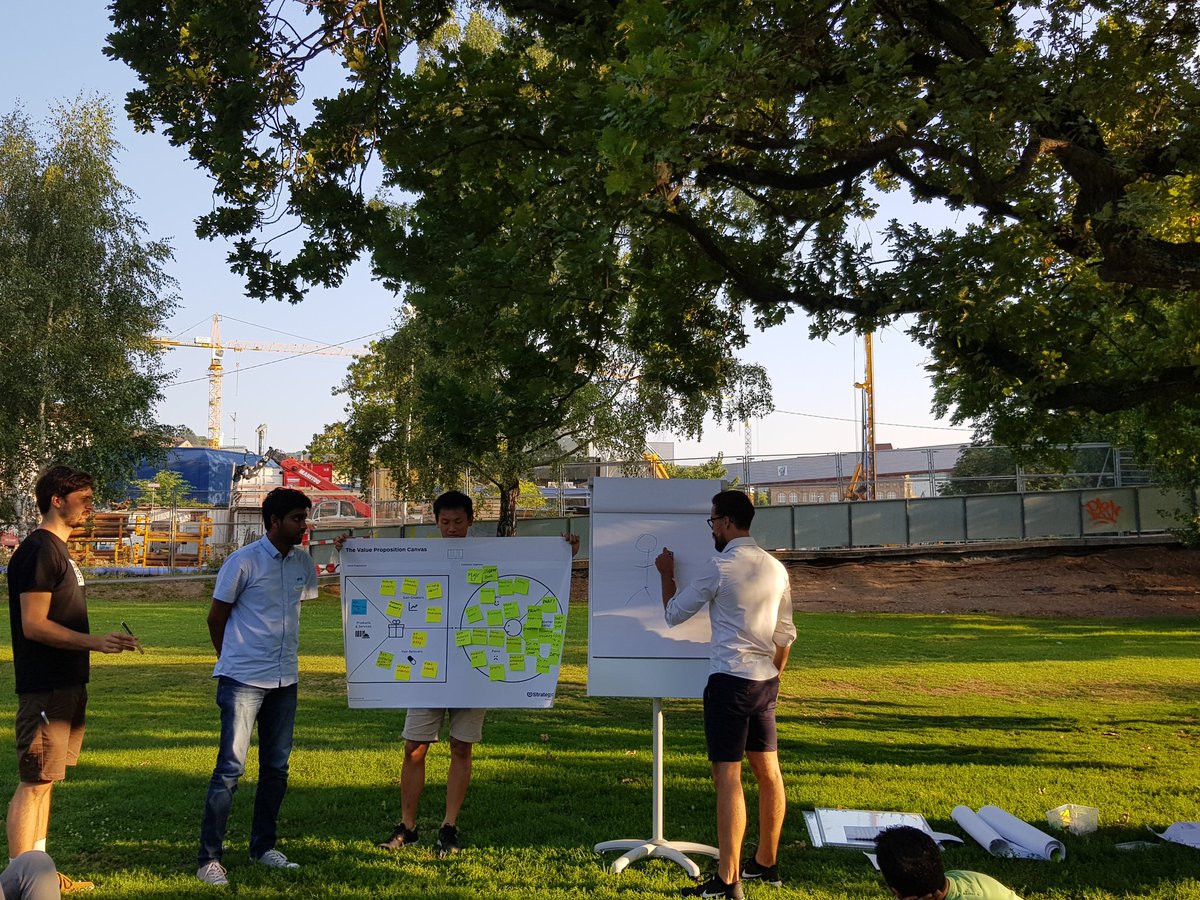 CODE_n's tweet photo. 3...2...1...GO! Time to pitch 👉 w/ @pioniergeist_io & an amazing group of international students 😊🙌 #FutureEntrepreneurs #startuplife https://t.co/3aHsY7ZQOw