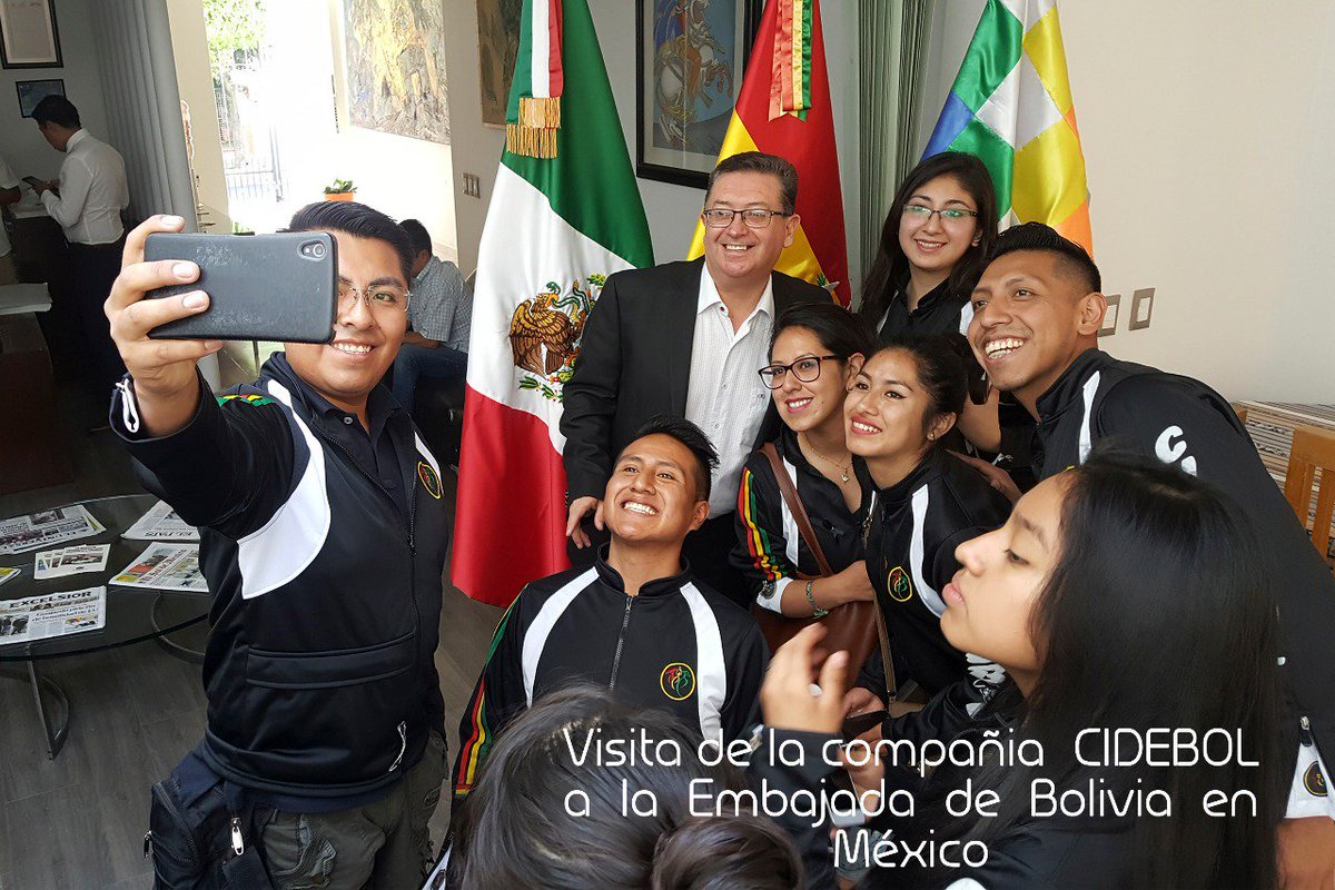 EmBolMexico's tweet photo. #Ahora La "COMPAÑÍA INTEGRAL DE DANZAS ESPECIALIZADAS DE BOLIVIA" #CIDEBOL visita la Embajada Junto a ellos comenzaremos los festejos del 193 Aniversario de la Independencia d #Bolivia🇧🇴 con una presentación en #León #Guanajuato 
#BoliviaCorazónDelSur
#OrgulloDeNuestrasCulturas https://t.co/Avxg3NwUW6