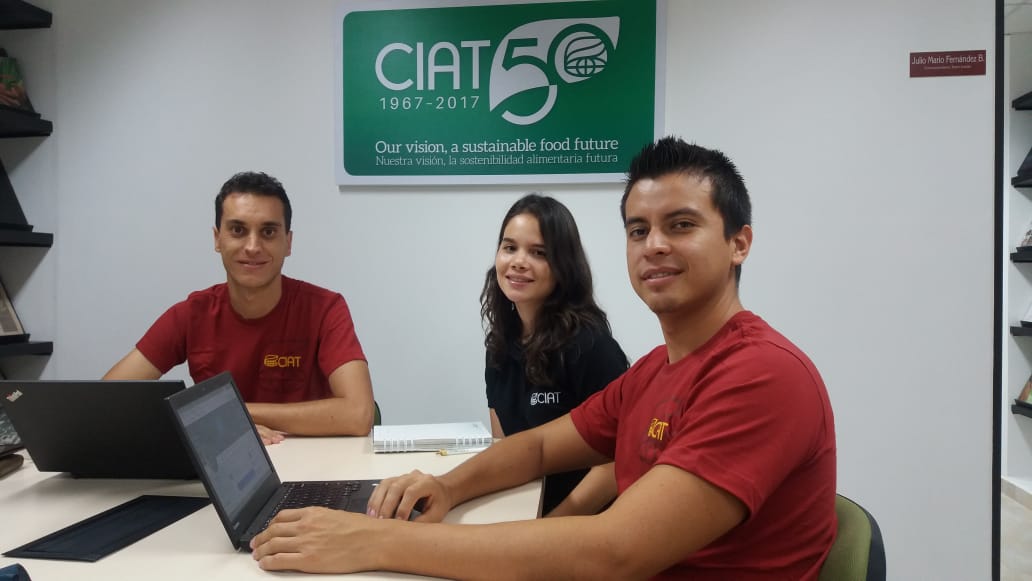 BiovIntCIAT_esp's tweet image. Our researchers @Sylvain_Delerce, @hugodoradob, and Maria Camila Gómez will be answering in real time questions related to #Artificialintelligence and #MachineLearning on the #AIforDevChat Twitter Chat, organized by @usaid_digital. Don&apos;t miss it! #AI #ML