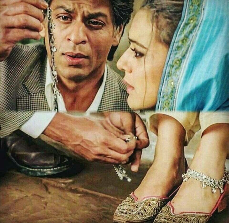 SharoqP's tweet photo. This scene of veer Zara is the best ever scene of a romantic movies 👍👍
@iamsrk sir expressions is beyond awsm
#5monthstozero @SrkianUmar https://t.co/8sX7ZQXcZq