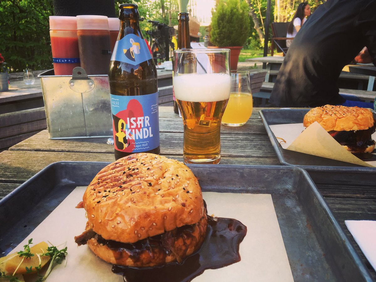 gummibierchen's tweet image. #PulledPorkBurger mit #Lagerhell #Craftbier von #Isarkindl im @MeisterBerlin #München 🍺#lagerbier #lagerbeer #craftbeerporn #meisterstück #craftbeerlife #craftbeerlover #beergasm #beertastic #beernerd #beergeek #beerporn #beersnob #beermunich #munichbeer #meisterstückmünchen