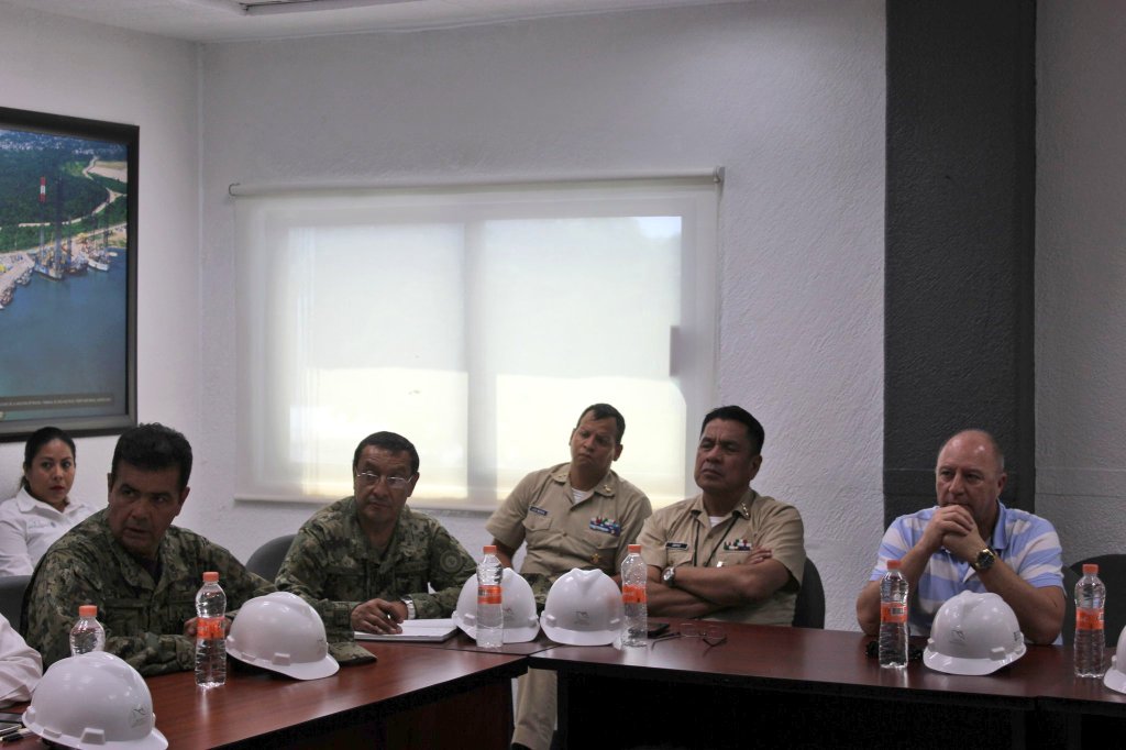 puerto_dosbocas's tweet photo. 🌊🚢⚓️#Dato 🌊🚢⚓️
En base al Curso de Preparación de Auditores para la Protección de Instalaciones Portuarias que lleva el personal de #UNAPROP , @SEMAR_mx y @OEA, visitaron el @puerto_dosbocas para conocer su infraestructura.
@maservinh1 https://t.co/K74UjrZh4s