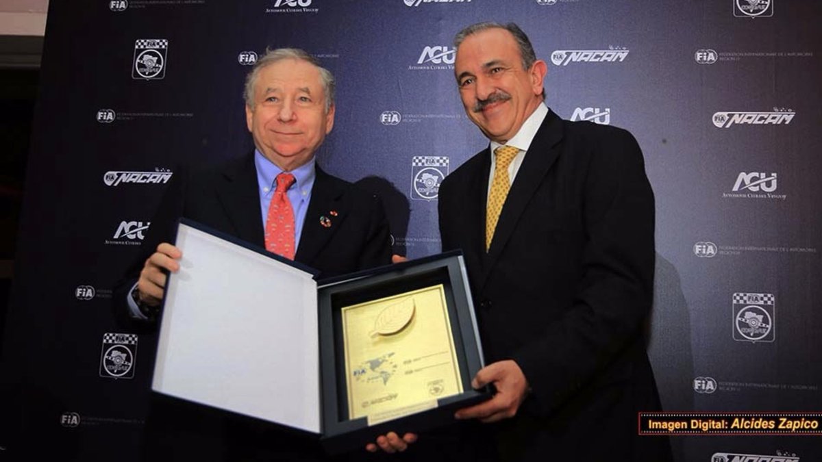 MotorMarioCom's tweet photo. @fia @FIAFormulaE Fernando Cáceres recibe de manos de Jean Todt, Presidente de la FIA su trofeo por sus realizaciones como promotor de la Fórmula Electric en Punta del Este. Mas que merecido! https://t.co/4me4KvCMuv