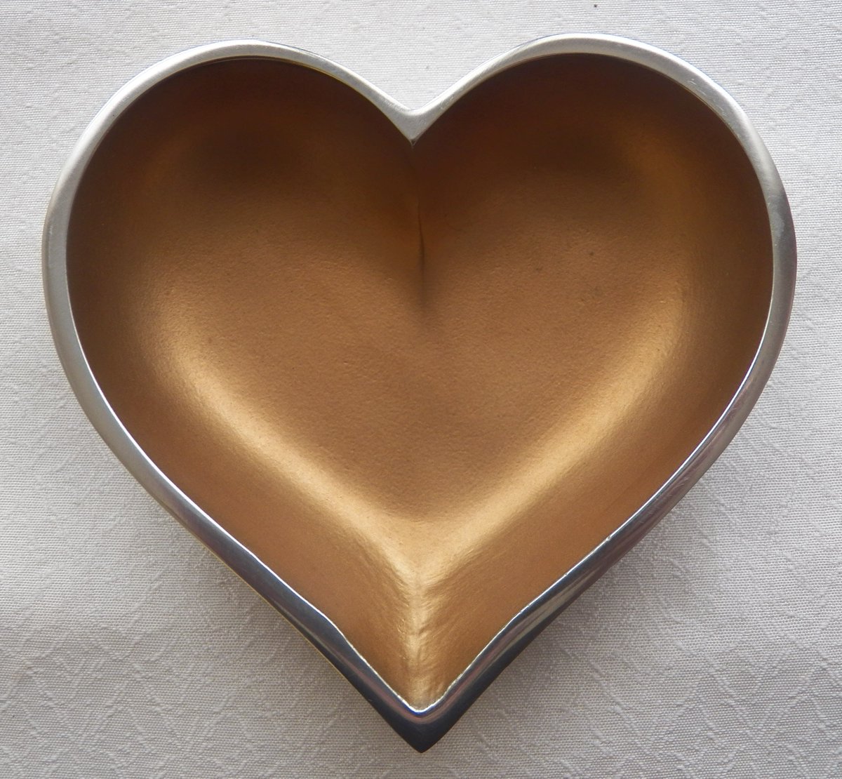 BookResquePlus's tweet photo. Inspired Generation Gold Color Heart Dish #dishes #InspiredGeneration #Hearts #homedecor #collectibles #BookResque https://t.co/MAIqv92fUi https://t.co/S3ifToKadA
