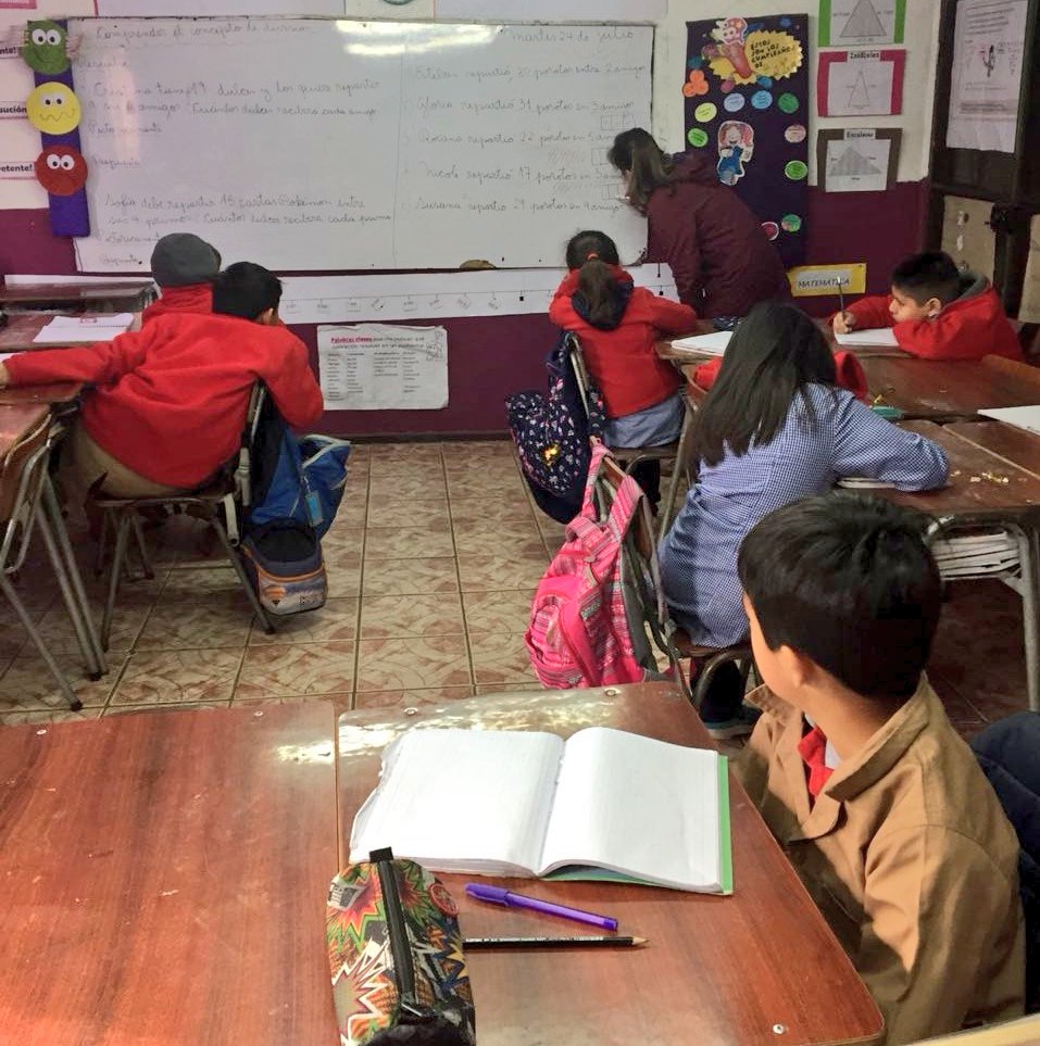 Cormuvina's tweet photo. DESTACADO: Con gran entusiasmo los alumnos 3°y 4° bás #EscuelaLuisaNietoDeHamel de #ReñacaBajo aprenden Matemáticas aplicando modelo #Copisi Docentes destacan q con este nuevo sistema transferido por la ATE Monteblanco los estudiantes se motivan en aprender. #ChileLoHacemosTodos https://t.co/oKCoroWRKx
