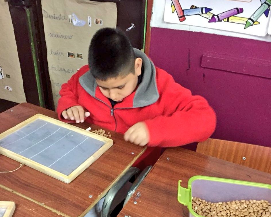 Cormuvina's tweet photo. DESTACADO: Con gran entusiasmo los alumnos 3°y 4° bás #EscuelaLuisaNietoDeHamel de #ReñacaBajo aprenden Matemáticas aplicando modelo #Copisi Docentes destacan q con este nuevo sistema transferido por la ATE Monteblanco los estudiantes se motivan en aprender. #ChileLoHacemosTodos https://t.co/oKCoroWRKx
