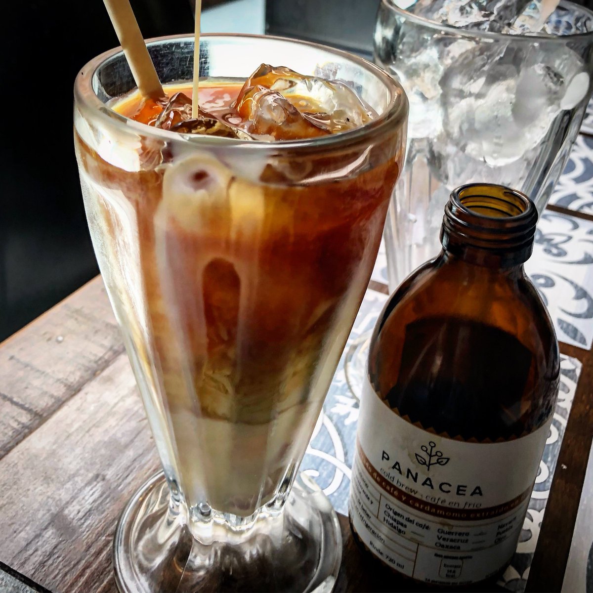 El trago de la semana? #coldbrew vietnamita con toques de almendra y cardamomo ( #coldbrewcoffee o fusionado con cardamomo de <a href="/panacea_cafe/">PANACEA Cold Brew</a> más tantita leche de almendras y un chorrito de leche condensada para compensar el sabor concentrado del #café).  muchos hielos y listo!