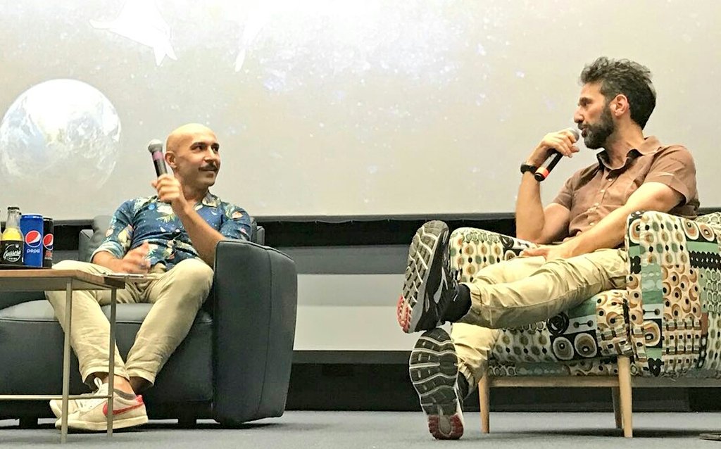 giffonifilmfest's tweet photo. "#TheGeneri mi ha permesso di sbizzarrirmi molto con lo stile e la scrittura. Mi sarebbe piaciuto fare la fantascienza, il poliziottesco anni '70, il film muto". @marciocapatonda racconta ai #Giffoners la sua serie e uno dei prossimi progetti: doppiare I Muppet! https://t.co/X5DfVDBh2b