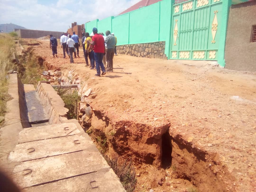 RTNBurundi's tweet image. Le Ministre en charge de l'aménagement du territoire J.B. Ntunzwenimana, exhorte les institutions comme l'#ECOSAT et le #SIP à bien collaborer car il y a des travaux de viabilisations qui se font en aval et en amont