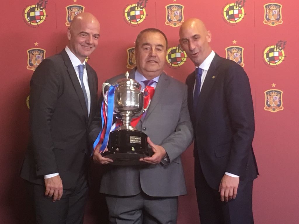 Nuestro presidente, Enrique Vedia, recogiendo el trofeo de campeones de grupo 1 de la temporada pasada de las manos de Luis Rubiales y el presidente de la FIFA, Gianni Infantino. ¡Vamos! #Campeones
