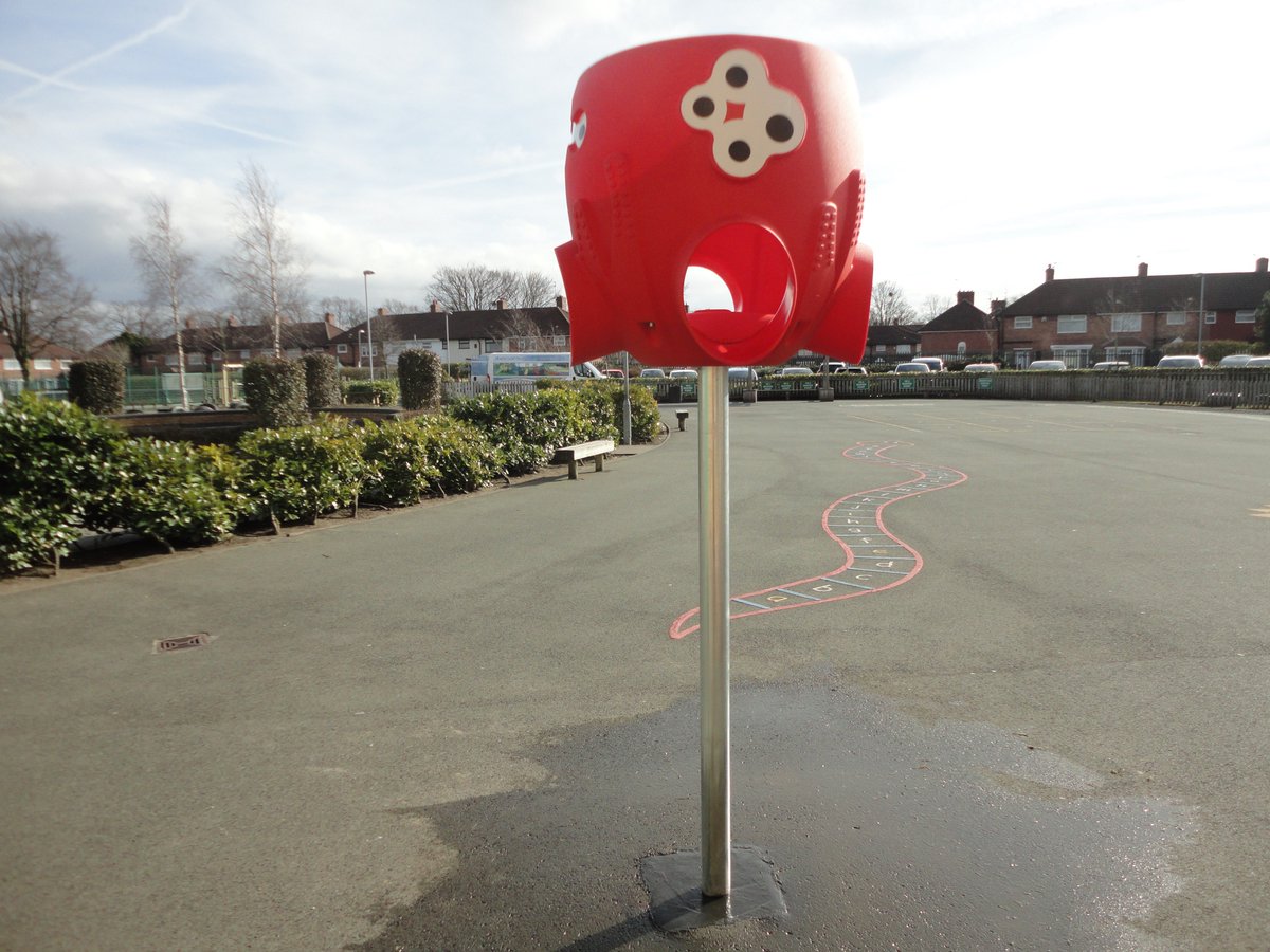 mapleleafdesign's tweet photo. Wellesbourne Primary School in Warwickshire are now getting the most out of their unused space thanks to a brand new trim trail, including our Safamulch surfacing, along with an Octopus Ball Catcher for the playground. https://t.co/GZ1DpsBKpl  #playground #design #playtime https://t.co/aZMeP0VDUf