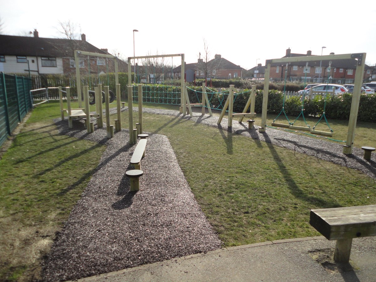 mapleleafdesign's tweet photo. Wellesbourne Primary School in Warwickshire are now getting the most out of their unused space thanks to a brand new trim trail, including our Safamulch surfacing, along with an Octopus Ball Catcher for the playground. https://t.co/GZ1DpsBKpl  #playground #design #playtime https://t.co/aZMeP0VDUf