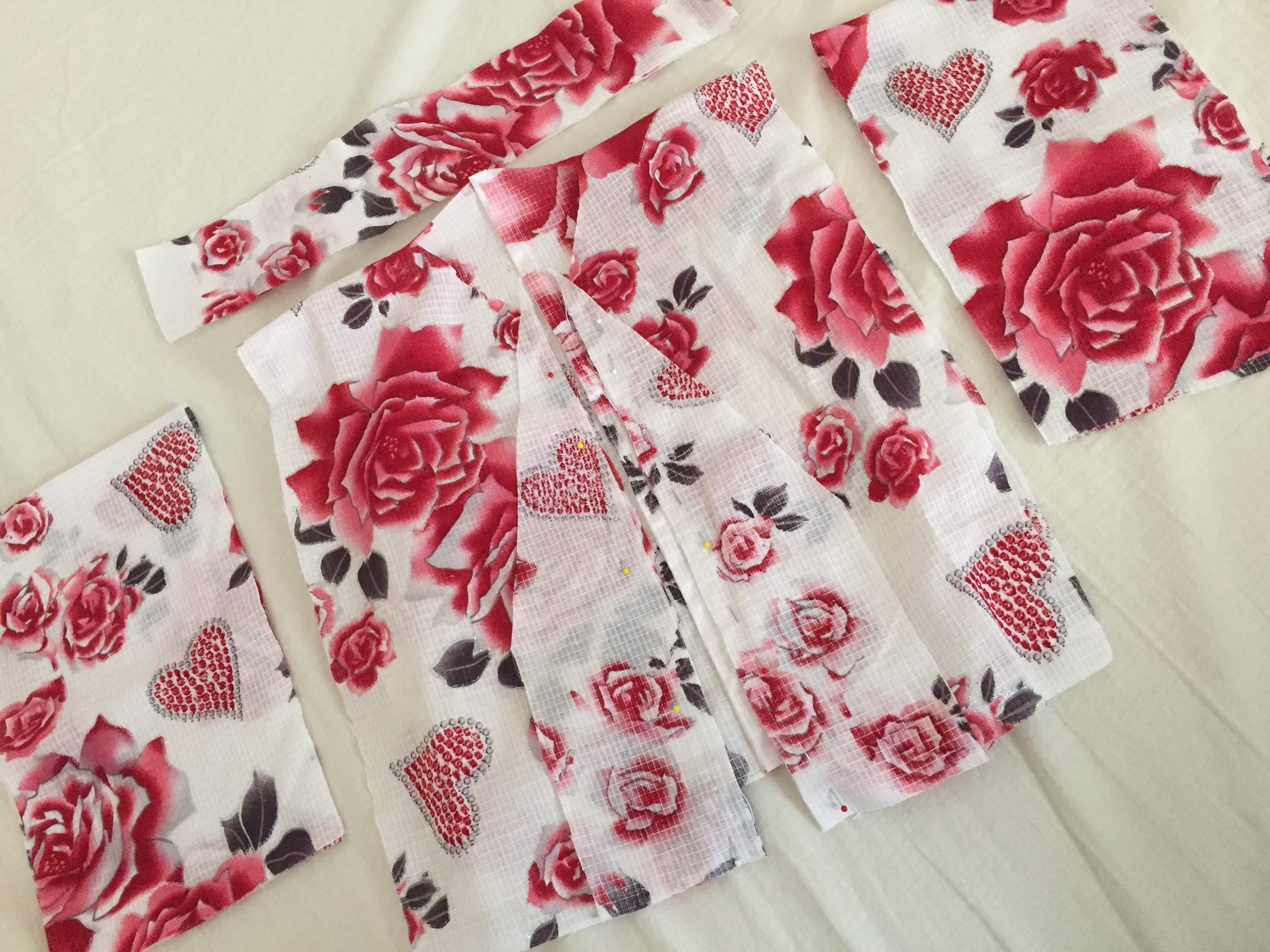 ペルセポ 自分が２０歳くらいの時に着た浴衣を娘ちゃん用にリメイクしようと思います 赤ちゃんには柄がちょっと大きいかも ハンドメイド ハンドメイド浴衣 ハンドメイド甚平 ハンドメイドベビー リメイク 浴衣 甚平 袴 袴風 ベビー甚平