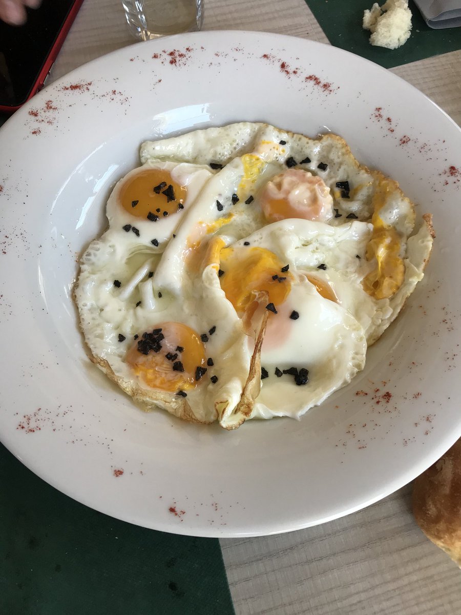 Eduhidalgar's tweet photo. Que locura de lugar y de comida acá Nando en Pincanya #SomBerberiscos #esoeso #Solaret #EverybodyLovesBerberiscos https://t.co/5SWBqLMDtd