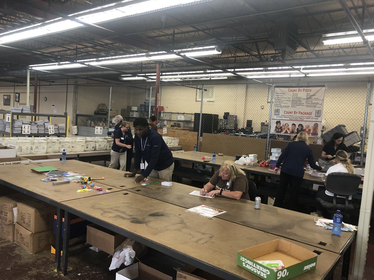 BackPackAttack's tweet photo. Thank you @INDairport and @OhioValUPSers for volunteering today! https://t.co/ZWTu9uo8Y4