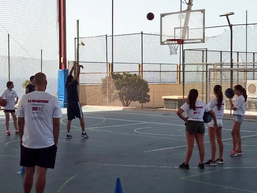 cdSBT's tweet photo. BALONCESTO: Hemos recibido a Cristo Cabrera (entrenador del Alba de Berlín), entrenamiento de lujo para todos nuestros jugadores. @HospitenRoca
#colegioarenassur
#ahemon https://t.co/CCqecPM4b3