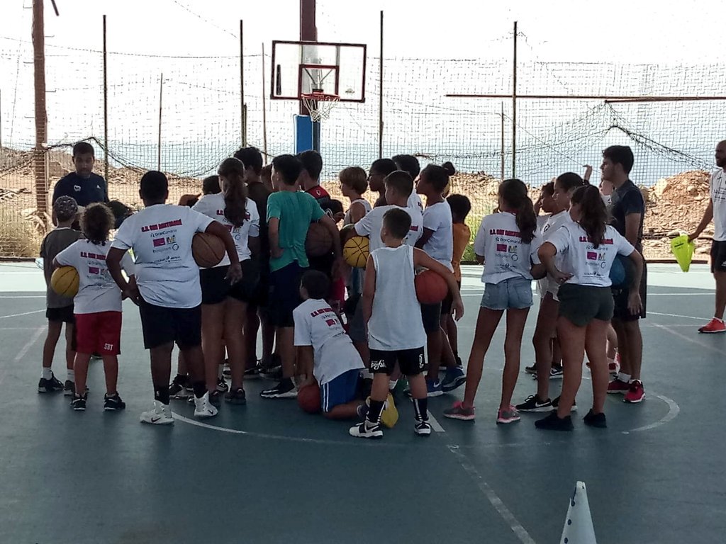 cdSBT's tweet photo. BALONCESTO: Hemos recibido a Cristo Cabrera (entrenador del Alba de Berlín), entrenamiento de lujo para todos nuestros jugadores. @HospitenRoca
#colegioarenassur
#ahemon https://t.co/CCqecPM4b3