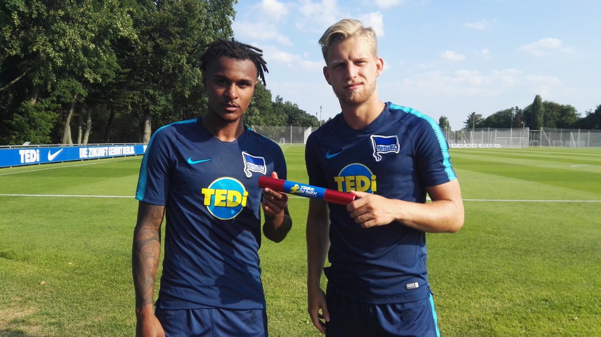 HerthaBSC's tweet photo. Arne #Maier und @valentinolazaro nahmen für uns den Staffelstab der Aktion 'Stark im Park' entgegen: In mehr als 15 Berliner Grünanlagen gibt es während des Sommers vielfältige Sportangebote! #starkimpark #hahohe https://t.co/aVsCrvf6WQ
