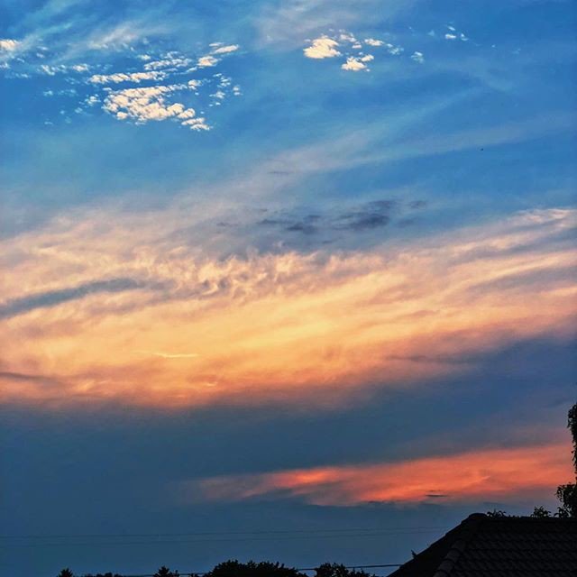 rufu01's tweet photo. Reposting @countertux: - via @Crowdfire
Nachti Welt!! #visit_berlin #Worldgallery #ig_berlin #ig_berlincity #InstagramWorld #instagoodmyphoto #diestadtberlin #latergram #berlininstagram #berlin #sunset #sunrise #sun #pretty #beautiful #red #orange #pink #sky #nature #clouds https://t.co/Ucriga1W8o