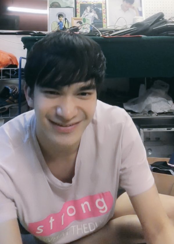 _mars4488's tweet photo. เอ็นดูในความเนิด555 อารมณ์ดีมาไลฟบีโก้ ร้องเพลงให้ฟัง ✌🏻💚🎩🐣 #strongcharoenchai #whattheducktheseries #herevcome #herevcomeทำไรอ่ะ #oatpop #ooostrong #เด็กอ๊องของสตรอง #อ๊องน้อย #โอ๊ตป๊อป https://t.co/C4wizr3bP9