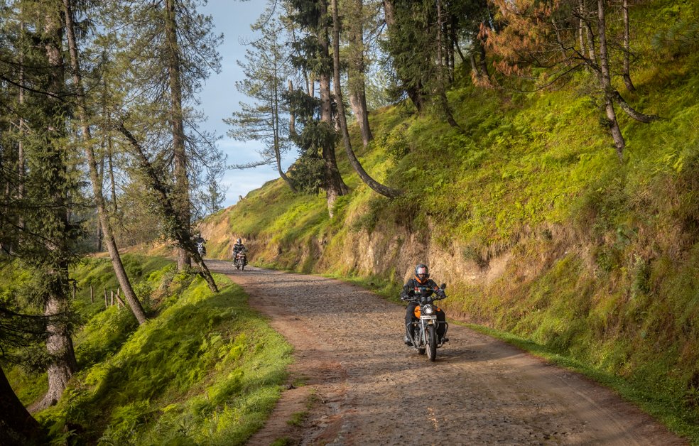 royalenfield's tweet photo. #RoyalEnfield #HO2018 - Day 14
After about a week of legendary riding experience, the riders hit the tarmac on their way to Narkanda. While it was a comfortable ride, everyone missed the adventure of the high mountains. Catch some of the key moments from the day’s ride. https://t.co/rYFGpnr5sE