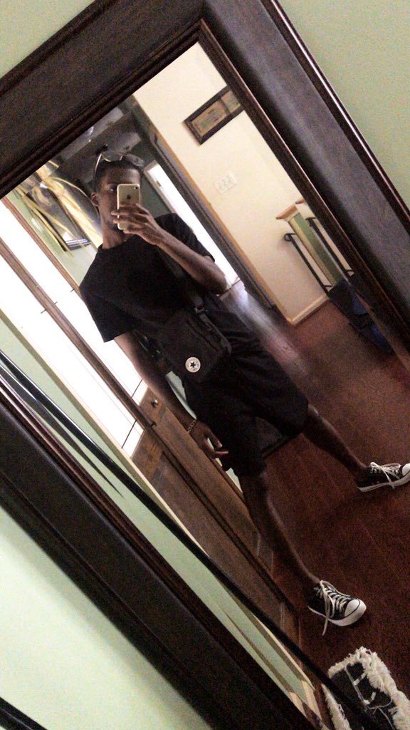 Live_975's tweet photo. If you missed #SimpleButMakeItFashion , @_princeraymon showed you how accessories and a little bit of color can make your all-black fit more fashion forward! Fanny packs & travel bags seem to be the next trend😉😁
#StyledByRaymon https://t.co/l2z636Nqfx