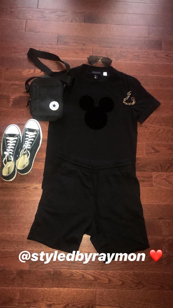 Live_975's tweet photo. If you missed #SimpleButMakeItFashion , @_princeraymon showed you how accessories and a little bit of color can make your all-black fit more fashion forward! Fanny packs & travel bags seem to be the next trend😉😁
#StyledByRaymon https://t.co/l2z636Nqfx