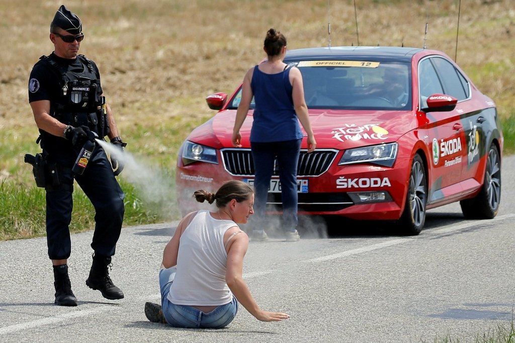 En ces jours de canicule, rendons hommage à la police nationale, qui prend le temps de rafraîchir les spectateurs du #TourdeFrance2018 au brumisateur.
rmcsport.bfmtv.com/cyclisme/tour-…