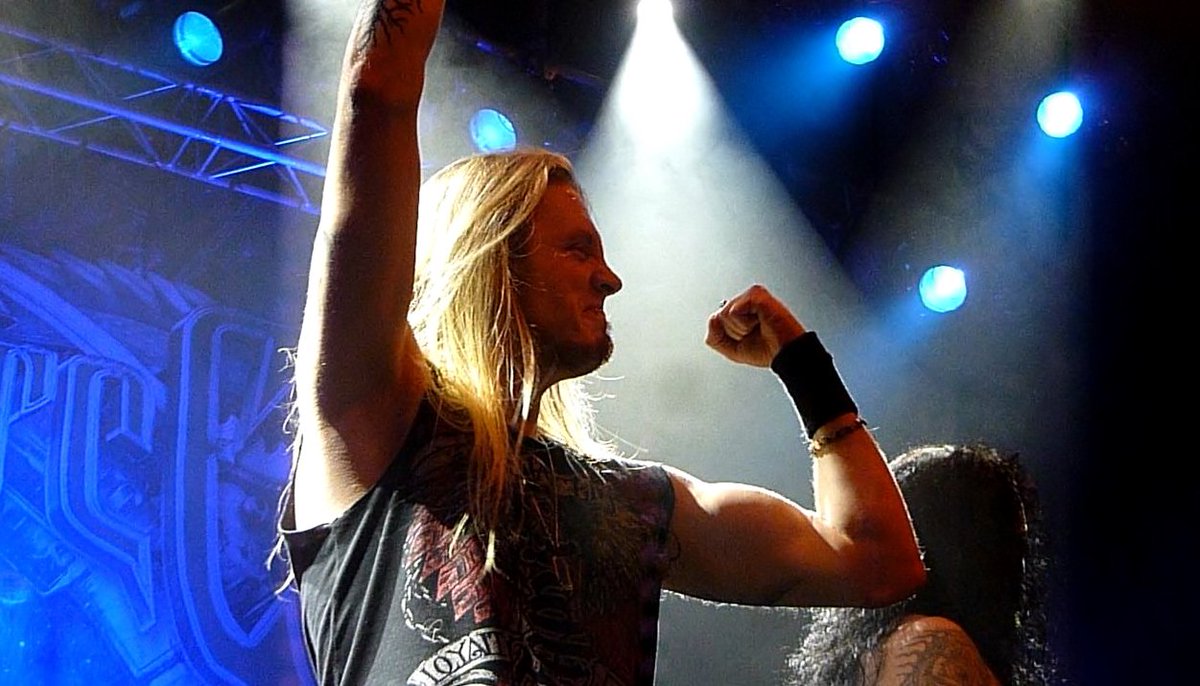 DragonForceRULE's tweet photo. 1 more month until I see @DragonForce again!! :D 🤘
Will u please do signing sessions at Cabaret Vert and Reload festival? Please @HermanLi_ ? Thank you! xo
#ReachingIntoInfinity https://t.co/tV9ZaM0lxP